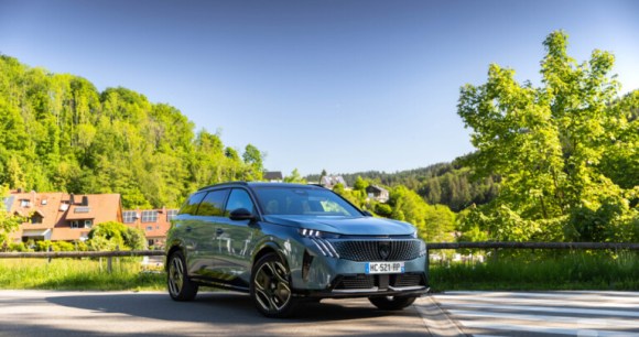 On a essayé la Peugeot e-5008 Dual Motor : plus de puissance, mais un mauvais choix de batterie