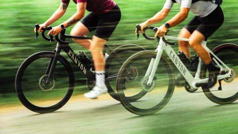 Moins de 10 kg : ce vélo électrique Canyon se dote d’un moteur inédit et repousse les limites du poids
