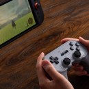 Deux fois moins chère que la manette Nintendo officielle, la 8BitDo Pro 2 est compatible Switch 2, PC, Android, macOS et Steam Deck