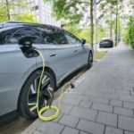 Recharger une voiture électrique en ville devient un jeu d’enfant avec cette solution astucieuse