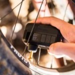 La marque vélo Trek dégaine une pompe électrique ultra compacte et pratique à transporter
