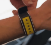 Cette marque de montres de sport réputée prend Garmin de court en lançant un bracelet connecté sans écran