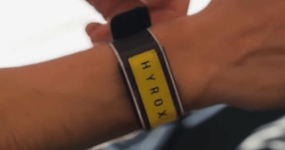 Cette marque de montres de sport réputée prend Garmin de court en lançant un bracelet connecté sans écran