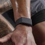 Face à Whoop, cette marque de sport lance un bracelet sans écran… et sans abonnement