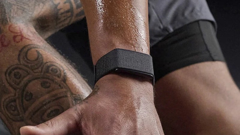 Face à Whoop, cette marque de sport lance un bracelet sans écran… et sans abonnement