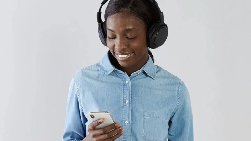 Amazon a fait un casque sans fil à réduction de bruit et il le brade à -64 % en ce moment