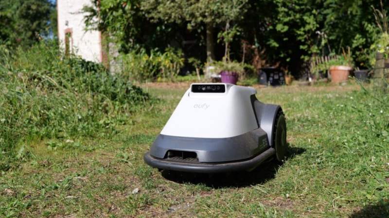 Test de la tondeuse robot eufy E15 : Anker applique la magie des aspirateurs robots aux tondeuses