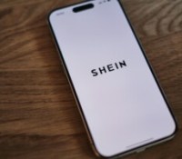 Logo Shein dans un smartphone pour illustration // Source : appshunter.io pour Unsplash