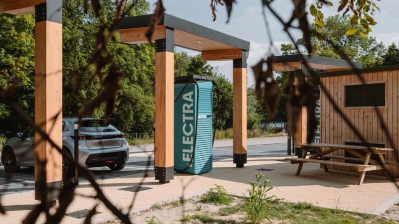 « Presque chaque nuit » : comment des gangs organisés pillent les bornes de recharge en France