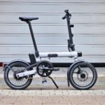 On a déjà essayé le futur vélo pliant électrique Decathlon : ultra compact et prometteur