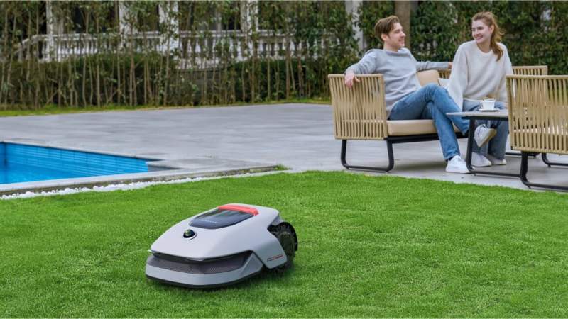 Amazon fait -32% sur un robot tondeuse capable de s&rsquo;occuper de 2 000m² de jardin sans efforts