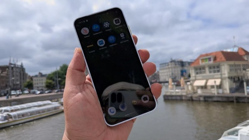 On a pris en main le Fairphone 6, le smartphone qui veut être écolo et puissant à la fois