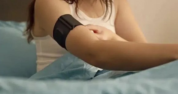 Le brassard Index Sleep Monitor de Garmin // Source : Gadgets & Wearables