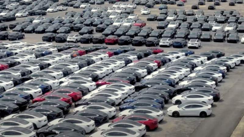Ce qui se cache derrière ces centaines de Tesla qui s’empilent sur des parkings vides