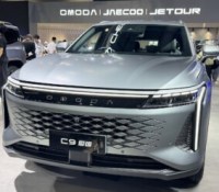 Le SUV Omoda C9 en exposition au salon automobile de Hong Kong, le 12 juin 2025
