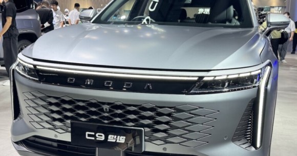 Le SUV Omoda C9 en exposition au salon automobile de Hong Kong, le 12 juin 2025