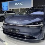 On est montés à bord de la Stelato S9 : la voiture électrique de Huawei aux 800 km d’autonomie et deux fois moins cher qu’une Tesla Model S