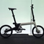 On a vu l’un des vélos pliants électriques les plus compacts du monde : il rentre même dans une valise