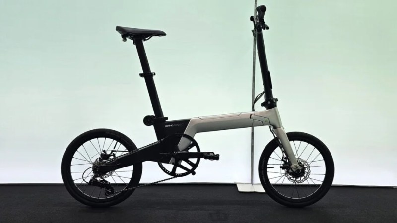 On a vu l’un des vélos pliants électriques les plus compacts du monde : il rentre même dans une valise