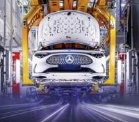 Digital, nachhaltig, effizient: Erfolgreicher Produktionsstart des CLA im Werk Rastatt.
Digital, sustainable, efficient: Successful production of the new CLA at the Rastatt plant Digital, nachhaltig, effizient: Erfolgreicher Produktionsstart des CLA im Werk Rastatt.
Digital, sustainable, efficient: Successful production of the new CLA at the Rastatt plant