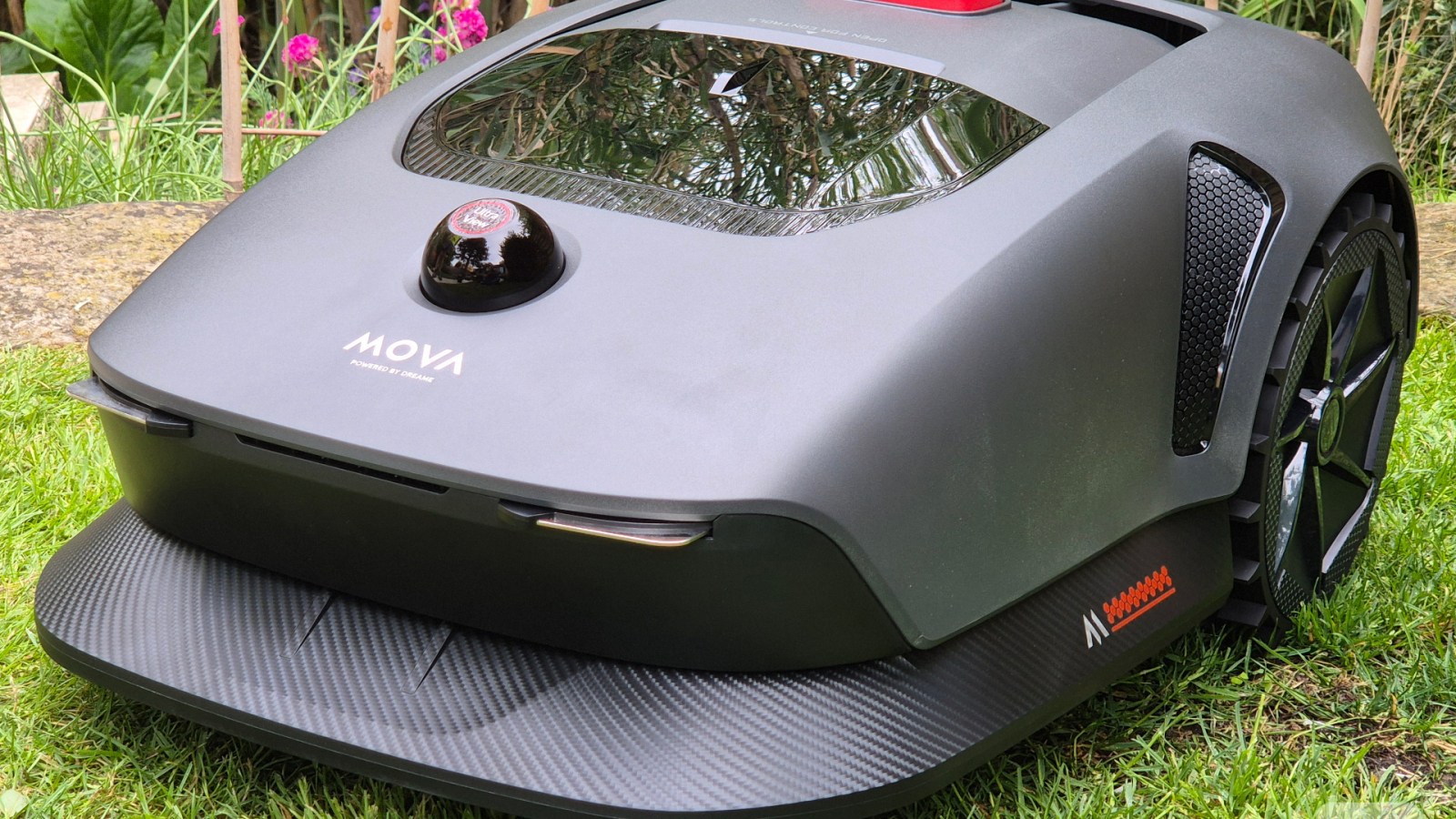 Amazon coupe un tiers du prix sur ce robot tondeuse qui sâ€™occupe de 1 000mÂ² jardin de...