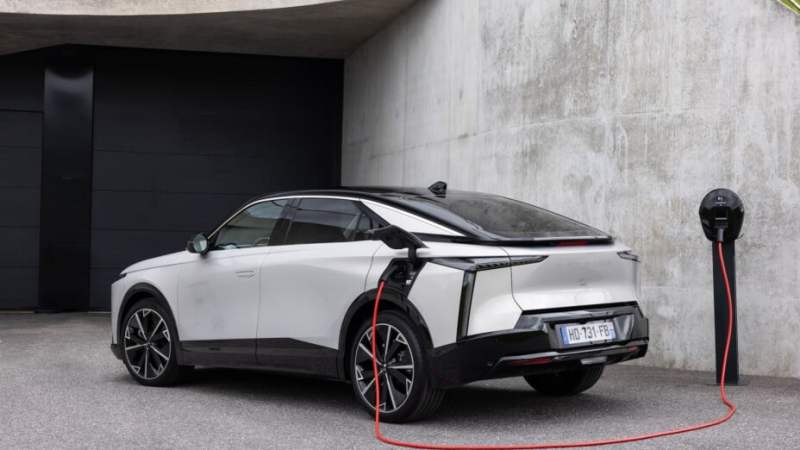 Les ingénieurs Stellantis expliquent pourquoi leur meilleure voiture électrique ne peut pas se recharger plus vite