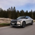 On a essayé la DS N°8, la voiture électrique française qui fait mieux que Tesla en autonomie