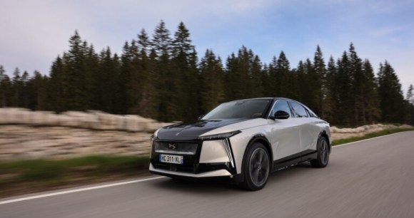 DS N°8 // Source : DS Automobiles