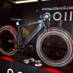 Ce vélo électrique ultra futuriste se recharge en USB-C et dissimule 2 moteurs dans ses roues