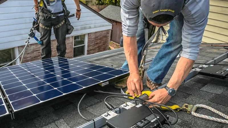 Panneaux solaires chinois sur les toits des maisons&nbsp;: l&rsquo;Europe redoute un blackout provoqué à distance