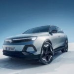La nouvelle voiture électrique d’Opel fait mieux que la Peugeot e-3008 sur deux points essentiels