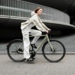 De 16 kg seulement, ce vélo de ville électrique s’améliore encore en 2025 sans faire exploser son prix