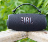 La JBL Charge 6 est plus stable que sa devancière