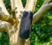 La JBL Flip 7 se suspend facilement