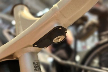 Velo de Ville Revo-C accroche antivol