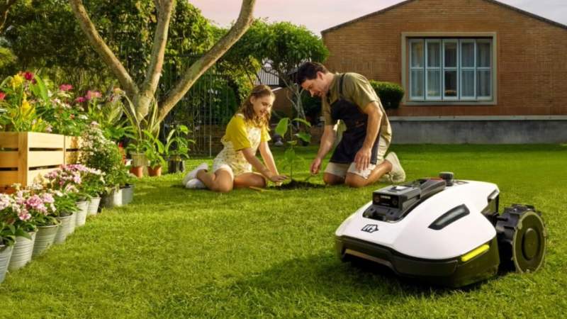 Par cette chaleur, mieux vaut laisser la corvée de tondre la pelouse à ce robot autonome Yuka Mini 500 en promo à -27 %