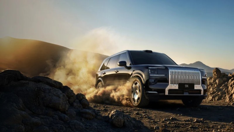 « Plus rapide que 99% des voitures électriques » : ce SUV hybride dévoile son intérieur hallucinant