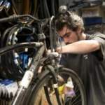« On ne connaît pas leur handicap » : comment des personnes handicapées sont formées aux métiers du vélo