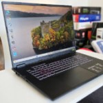 Ce solide laptop gamer Asus avec grand écran 18&Prime; à 240 Hz et RTX 5070 voit son prix baisser de 600 €
