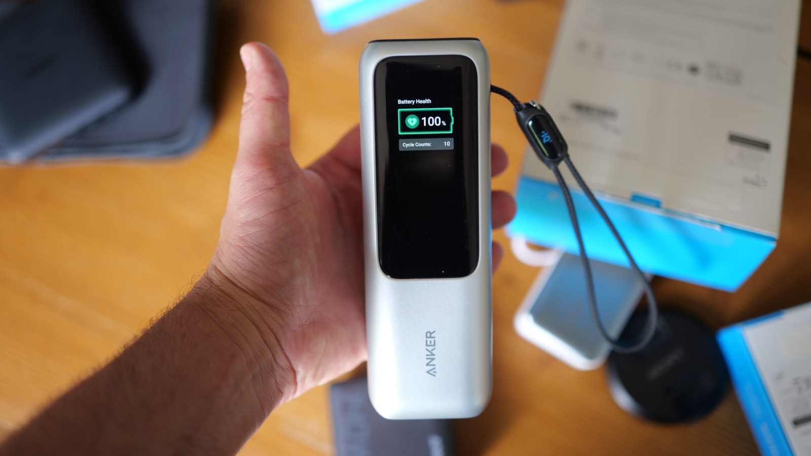 Cette grosse batterie externe 25 000 mAh en promo sur Amazon peut recharger 4 appareils Ã  la fois