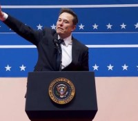 Le salut d'Elon Musk lors de la cérémonie d'inauguration de Donald Trump // Source : capture d'écran