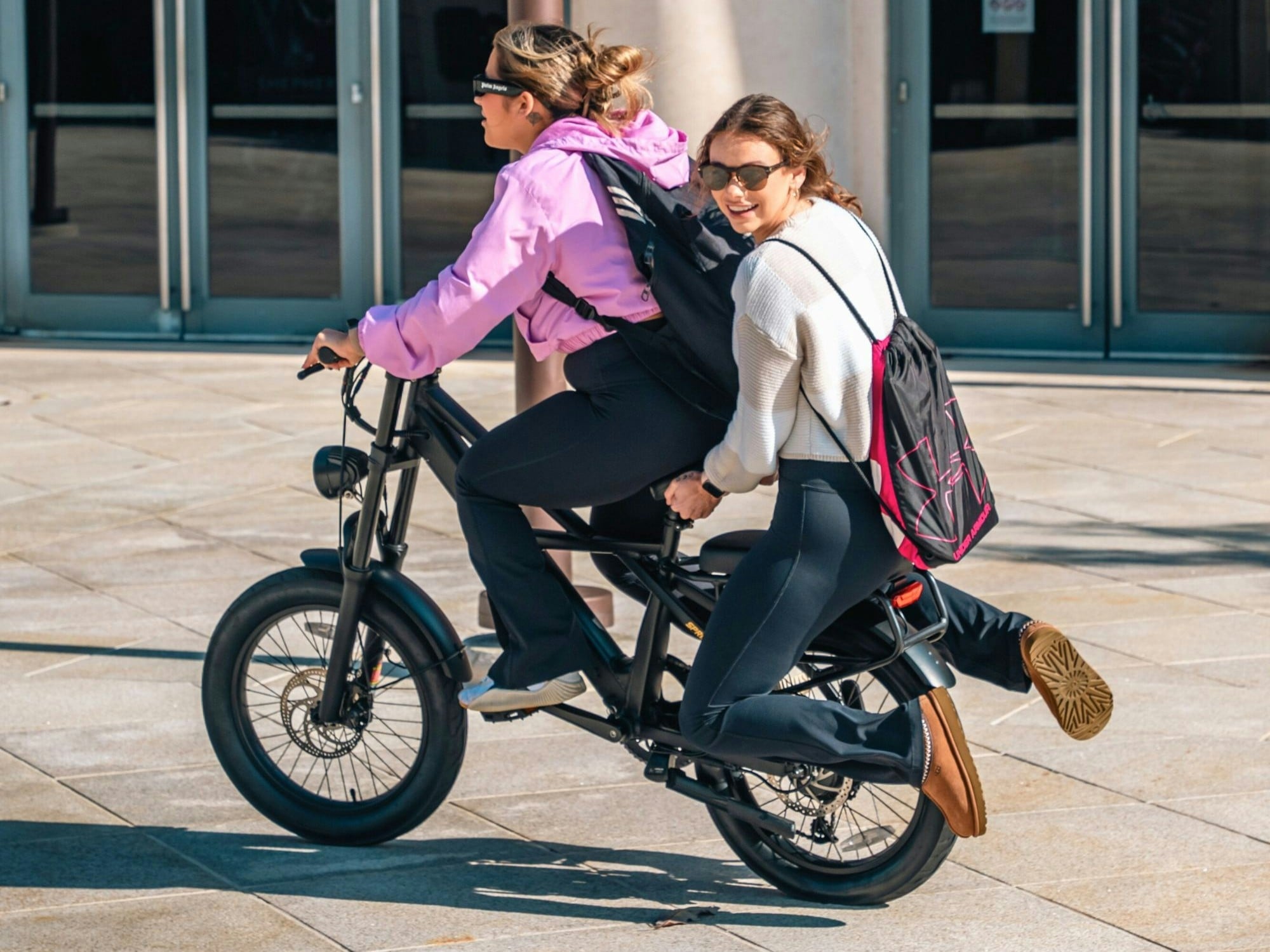 Enfants v&eacute;lo &eacute;lectrique fatbike trottoir