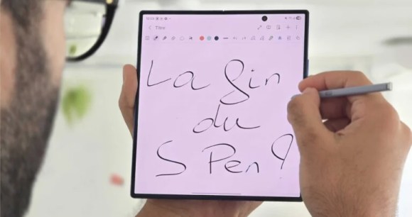 Le Samsung Galaxy Z Fold 7 n'est pas compatible avec le S Pen (le texte sur cette photo a été écrit au doigt) // Source : Frandroid