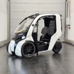 On a roulé avec un vélo électrique qui se conduit comme une voiture : une expérience de conduite juste unique