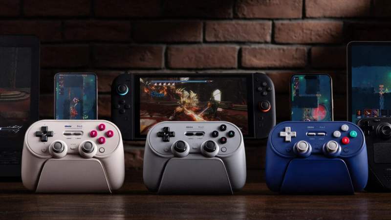 La récente manette 8BitDo Pro 3, dont les boutons sont interchangeables, chute sous les 50 € grâce à ce code promo