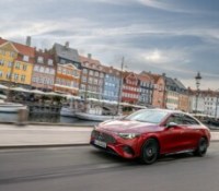 Mercedes-Benz CLA 250+ mit EQ Technologie | Energieverbrauch kombiniert: 14,1‒
12,2 kWh/100 km | CO₂-Emissionen kombiniert: 0 g/km | CO₂-Klasse: A 
Farbe: MANUFAKTUR patagonienrot metallic
Interieur: Ledernachbildung ARTICO / Microfaser MICROCUT schwarz
//
Mercedes-Benz CLA 250+ with EQ Technology | Energy consumption combined:
14.1 – 12.2 kWh/100 km | CO₂ emissions combined: 0g/km | CO₂ class: A
Colour: MANUFAKTUR patagonia red metallic
Interior: ARTICO man-made leather / MICROCUT black / clean white pearl