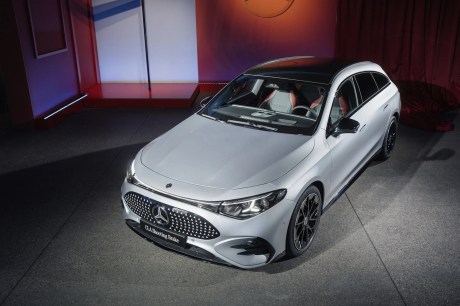 Mercedes CLA Shooting Brake - 00002 CLA 250+ Shooting Brake mit EQ Technologie:
Energieverbrauch kombiniert: 12,7-15,2 kWh/100 km l CO2-Emissionen kombiniert: 0 g/km | COz-Klasse: A)
Die Angaben sind vorläufig. Es liegen bislang weder bestätigte Werte von einer amtlich anerkannten
Prüforganisation noch eine EG-Typgenehmigung noch
eine Konformitätsbescheinigung mit amtlichen Werten
vor. Abweichungen zwischen den Angaben und den amtlichen Werten sind möglich.
Exterieur: hightechsilber Metallic
Interieur: Ledernachbildung ARTICO zweifarbig schwarz / powerrot
CLA 250+ Shooting Brake with EQ Technology: combined energy consumption: 12.7-15.2 kWh/100 km | combined COz emissions: 0 g/km | COz class: A)
The information is provisional. Neither confirmed values from an officially recognised testing organisation nor an EC type approval nor a certificate of conformity with official values are available to date. Deviations between the data and the official values are possible.
Exterieur: high-tech silver metallic
Interieur: ARTICO man-made leather two-tone black / power red