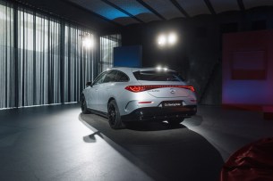 CLA 250+ Shooting Brake mit EQ Technologie:
Energieverbrauch kombiniert: 12,7-15,2 kWh/100 km l CO2-Emissionen kombiniert: 0 g/km | COz-Klasse: A)
Die Angaben sind vorläufig. Es liegen bislang weder bestätigte Werte von einer amtlich anerkannten
Prüforganisation noch eine EG-Typgenehmigung noch
eine Konformitätsbescheinigung mit amtlichen Werten
vor. Abweichungen zwischen den Angaben und den amtlichen Werten sind möglich.
Exterieur: hightechsilber Metallic
Interieur: Ledernachbildung ARTICO zweifarbig schwarz / powerrot 

CLA 250+ Shooting Brake with EQ Technology: combined energy consumption: 12.7-15.2 kWh/100 km | combined COz emissions: 0 g/km | COz class: A)
The information is provisional. Neither confirmed values from an officially recognised testing organisation nor an EC type approval nor a certificate of conformity with official values are available to date. Deviations between the data and the official values are possible.
Exterieur: high-tech silver metallic
Interieur: ARTICO man-made leather two-tone black / power red