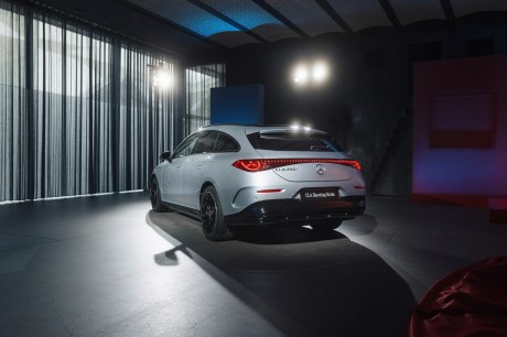 Mercedes CLA Shooting Brake - 00004 CLA 250+ Shooting Brake mit EQ Technologie:
Energieverbrauch kombiniert: 12,7-15,2 kWh/100 km l CO2-Emissionen kombiniert: 0 g/km | COz-Klasse: A)
Die Angaben sind vorläufig. Es liegen bislang weder bestätigte Werte von einer amtlich anerkannten
Prüforganisation noch eine EG-Typgenehmigung noch
eine Konformitätsbescheinigung mit amtlichen Werten
vor. Abweichungen zwischen den Angaben und den amtlichen Werten sind möglich.
Exterieur: hightechsilber Metallic
Interieur: Ledernachbildung ARTICO zweifarbig schwarz / powerrot
CLA 250+ Shooting Brake with EQ Technology: combined energy consumption: 12.7-15.2 kWh/100 km | combined COz emissions: 0 g/km | COz class: A)
The information is provisional. Neither confirmed values from an officially recognised testing organisation nor an EC type approval nor a certificate of conformity with official values are available to date. Deviations between the data and the official values are possible.
Exterieur: high-tech silver metallic
Interieur: ARTICO man-made leather two-tone black / power red