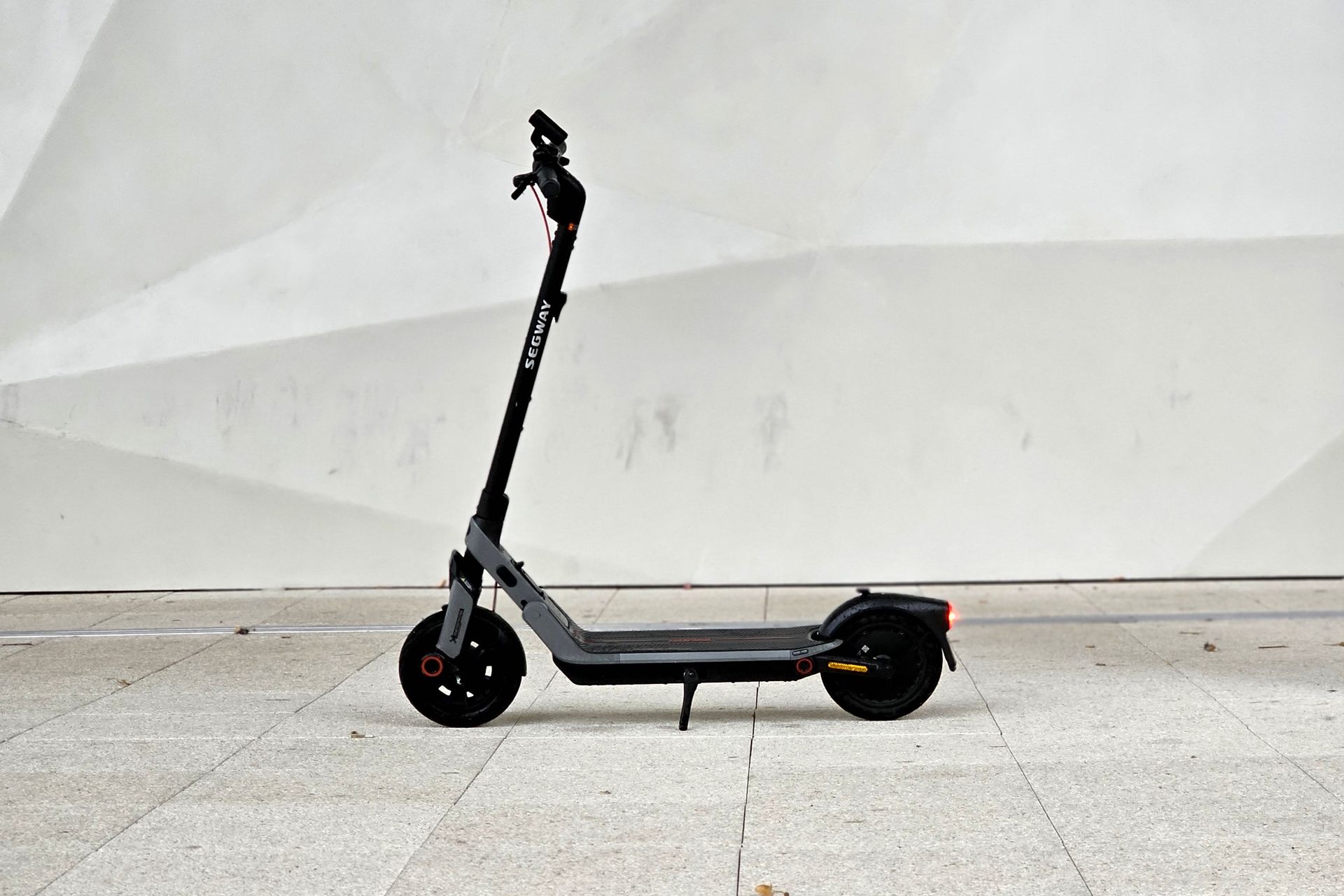 On a testé la Ninebot E3 Pro E, la nouvelle référence des trottinettes électriques à moins de 450 €